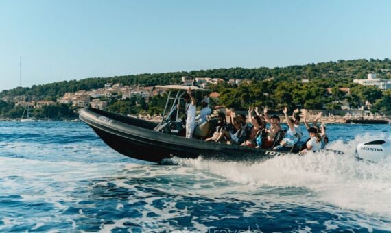 komiza otok vis toto tura brod