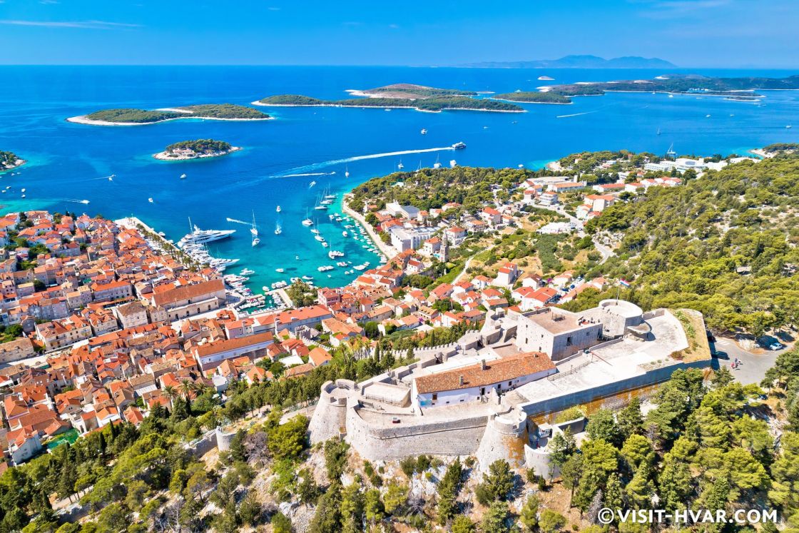 Grad Hvar – biser otoka Hvara i Mediterana