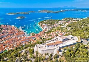 Grad Hvar – biser otoka Hvara i Mediterana