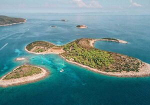 Otok Budikovac – skrivena Plava laguna savršena za kupanje